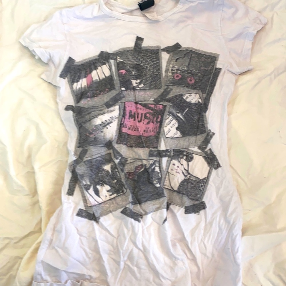 Graphic T music size small